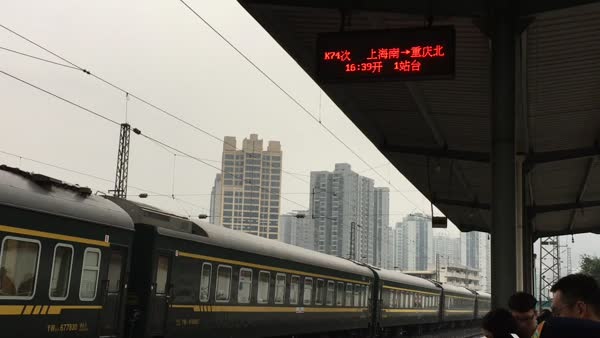 归心似箭!站台候车旅客排到了检票口