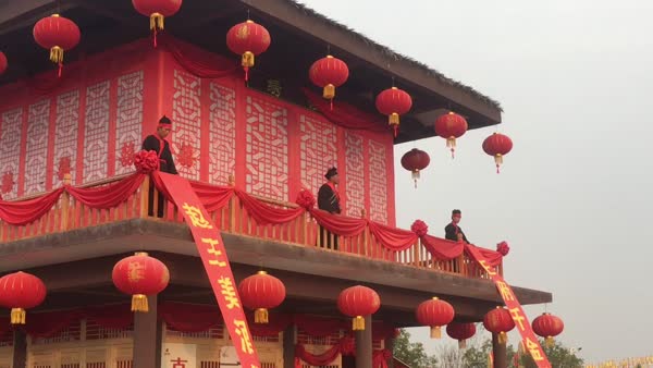 游客人挤人,围观抛绣球"招亲"